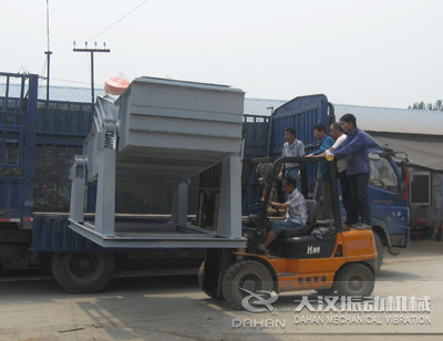 礦用振動篩發(fā)貨 礦用振動篩發(fā)貨