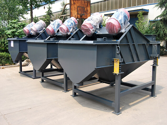 方形直線振動篩是以輕型多一些，所以針對該產(chǎn)品主要適用一些小顆粒比重較小的物料。